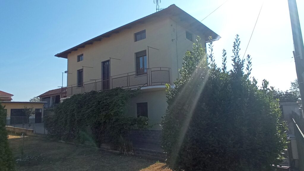 Rif.661 – Casa indipendente con giardino a Gattinara