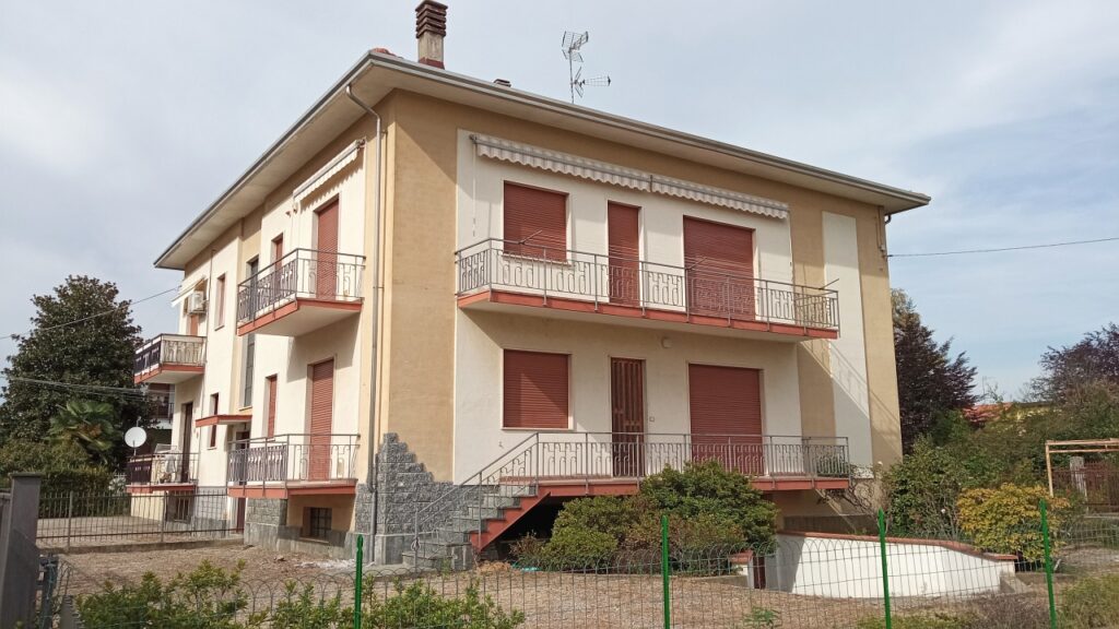 Rif.663 – Casa indipendente con 2 appartamenti a Borgomanero