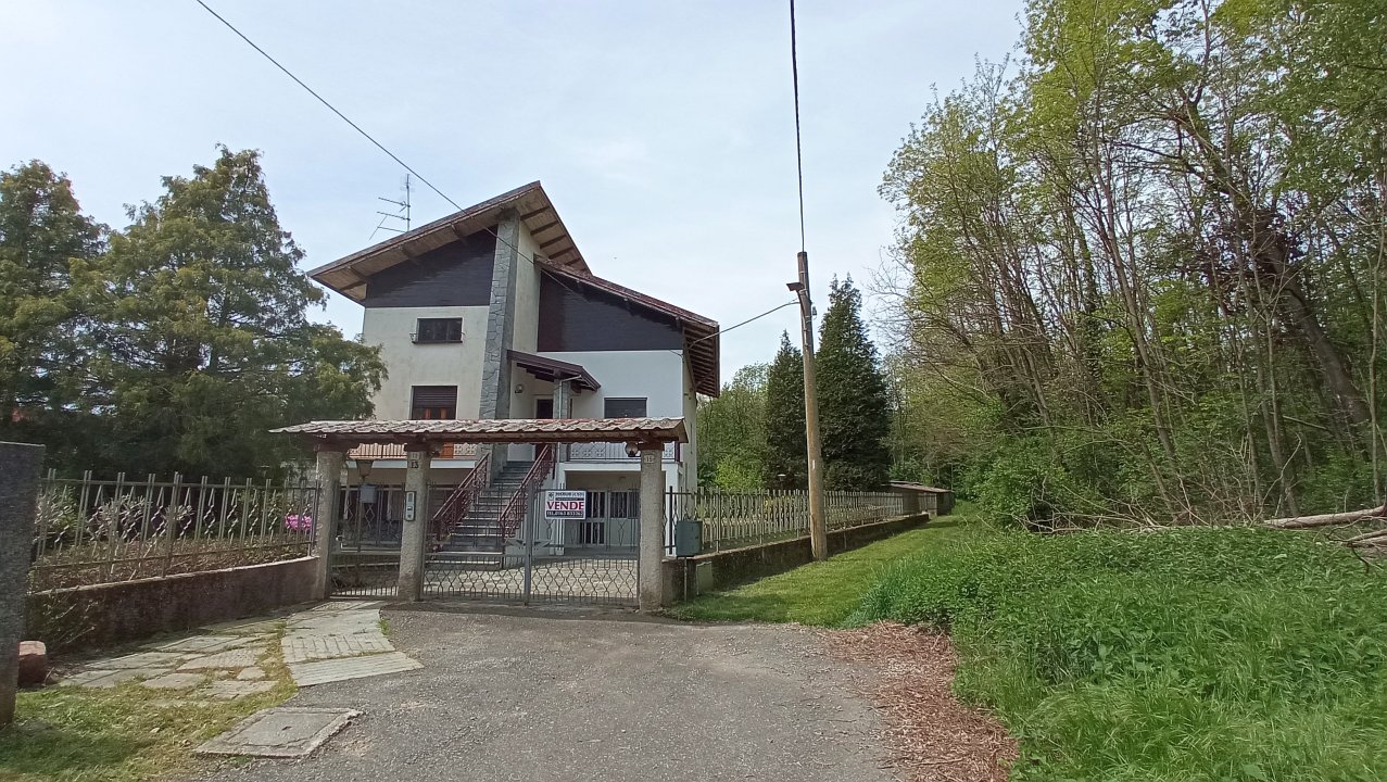 Rif.598 – Casa indipendente con giardino a Gattinara