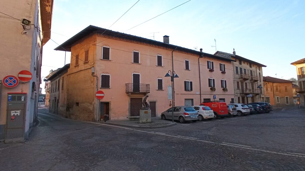 Rif.629 – Palazzotto in centro con corte privata a Invorio