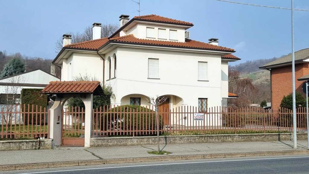 Rif.674 – Villa con giardino e autorimessa a Gattinara