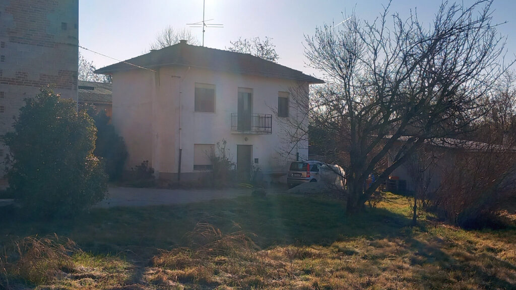 Rif.675 – Casa con corte comune e giardino privato a Lozzolo (VC)