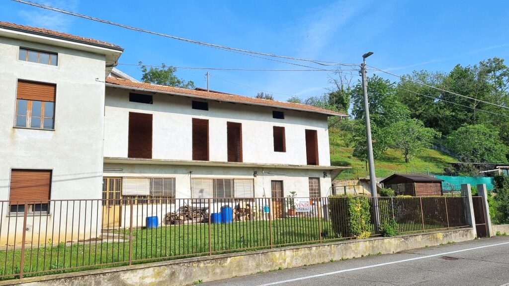 Rif.672 – Casa al rustico con giardino a Gattinara (VC)